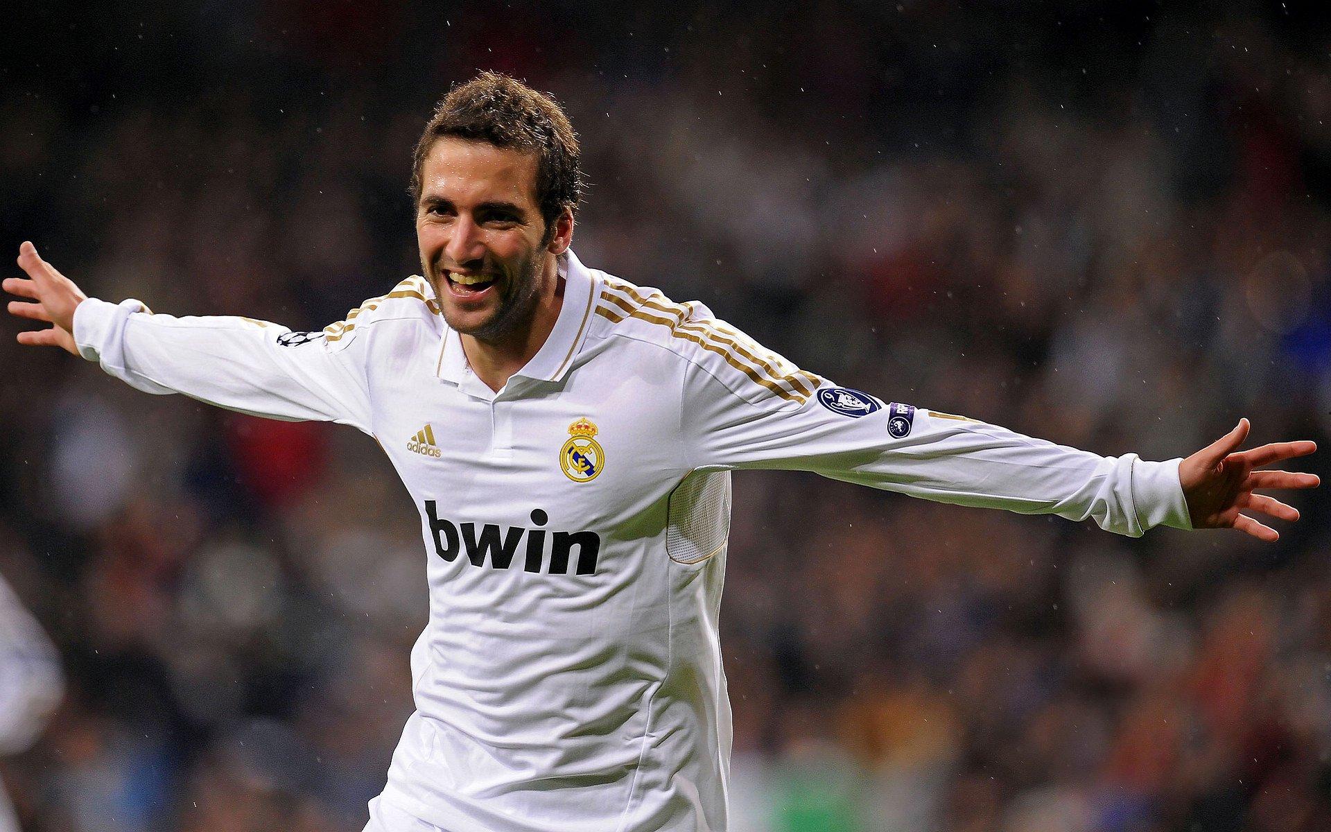 英国流行巨星利帕现身阿根廷国家德比 与传奇里克尔梅同框引爆社交媒体